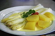 Spargel mit Butterkartoffeln und hausgemachter Sauce Hollandaise (©Foto: Marikka-Laila Maisel)